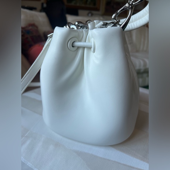 NEW JW PEI YULIA FAUX LEATHER BUCKET COLOR IVORY. Two straps removables - Picture 5 of 15